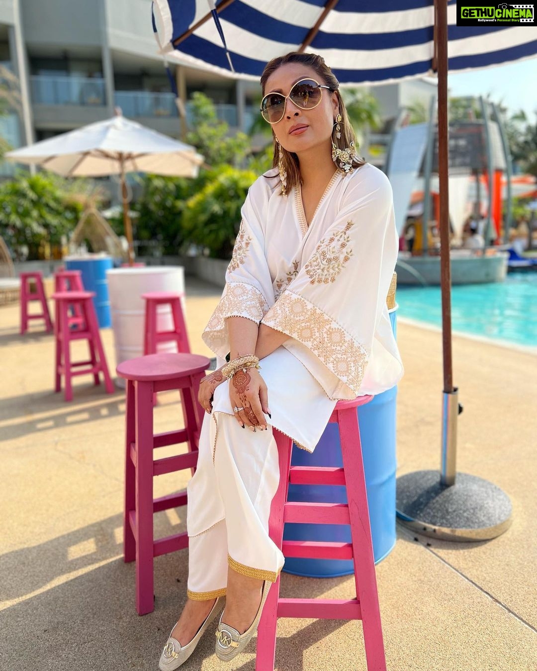 Urvashi Dholakia Instagram - Meri safedi tumhaari safedi se safed kaise ππ€ͺ #afternoon #party #poolside : : #urvashidholakia #thailand #huahin #destination #wedding #holiday #family #time #love #gratitude Avani+ Hua Hin Resort