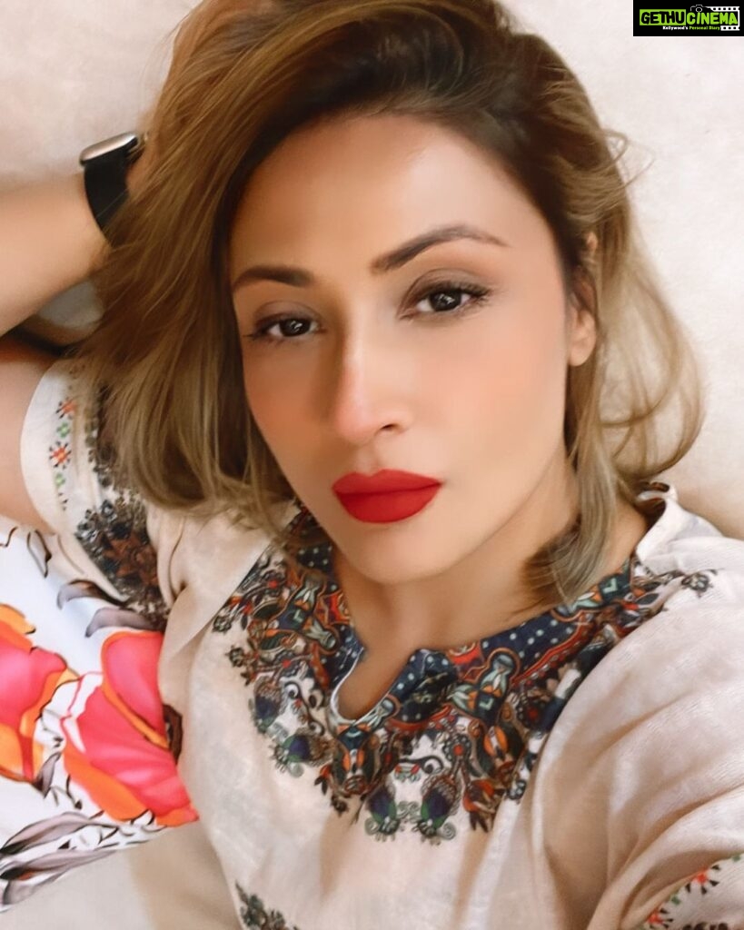 Urvashi Dholakia Instagram - What’s ur favourite colour ? Mine’s RED 💋 : : #urvashidholakia #candid #selfie #fentybeauty #red #lipstick #makeup #lover #lovingit #❤