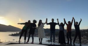 Usha Jadhav Instagram - ¡Hola! #nuevoaño #feliz2023 #happynewyear 
Así y aquí terminamos y hemos empezado el nuevo año 2023! Con gente preciosa como el lugar! ❤️
#salud #amor y #cine 
#felizañonuevo 
@alexcortescalahorra @la_sandridad @jorgelaplace_ @olgamagana_ @marucandel @agus.tomasco
