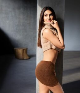 Vaani Kapoor Instagram - Winter activated

 #sweaterweather