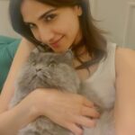 Vaani Kapoor Instagram - Don’t go by her face , she digs my hugs 🫠 #cathuglife