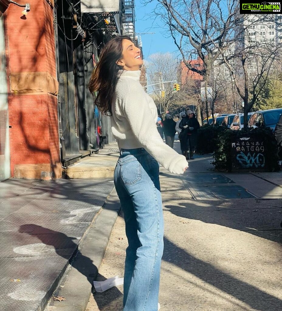Vaani Kapoor Instagram - This is the part where I’d like to pause and soak in the moment ..to just BE..connected to small details of life where one can appreciate beauty, joy and goodness in the simplest things life offers 🤍 New York, New York