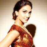 Vaani Kapoor Instagram - In good company ⭐️✨🏅 Humbled to be recognised as the ‘Biggest Disruptor in Hindi Cinema’ for a film that keeps on giving, #chandigarhkareaashiqui Thank you #stardust for the honour ♥️