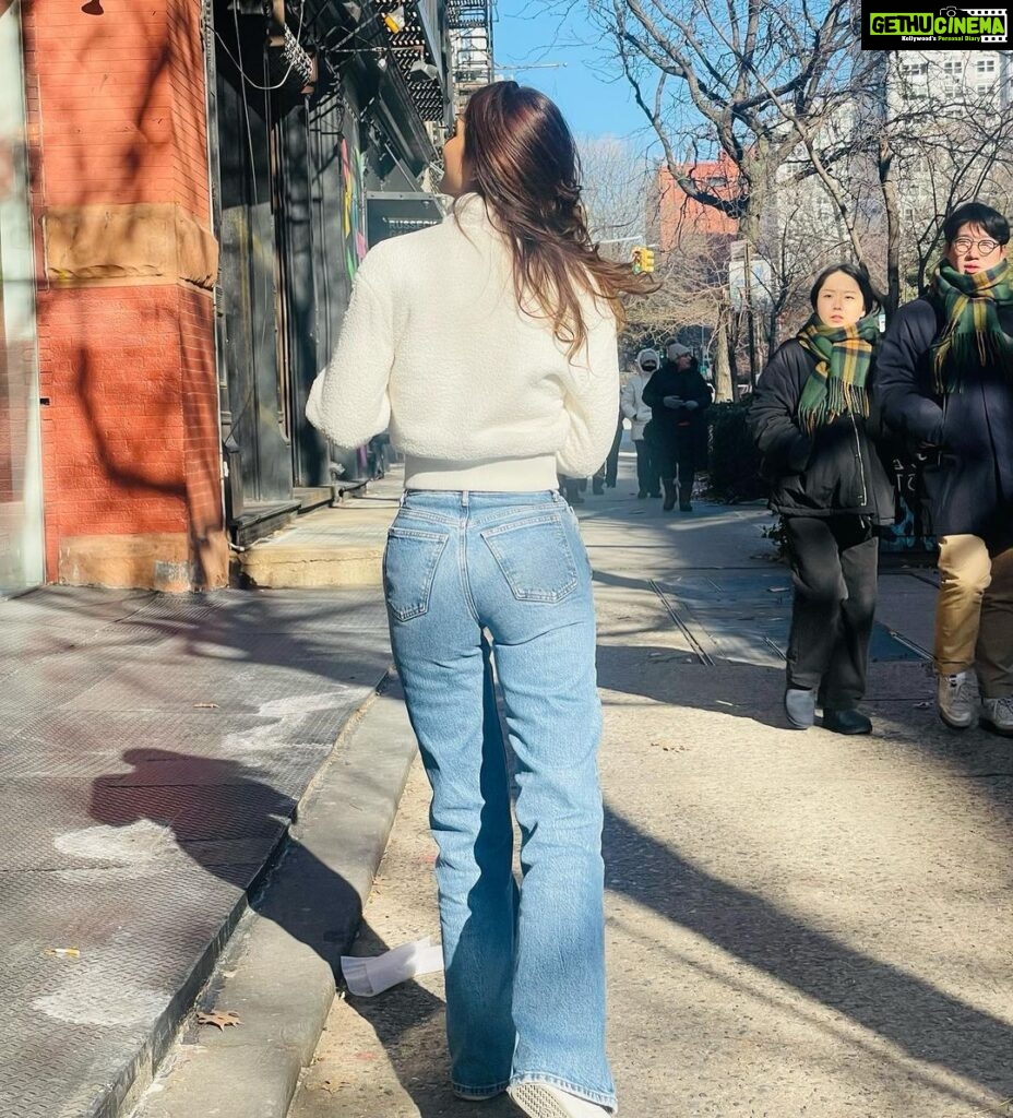 Vaani Kapoor Instagram - This is the part where I’d like to pause and soak in the moment ..to just BE..connected to small details of life where one can appreciate beauty, joy and goodness in the simplest things life offers 🤍 New York, New York