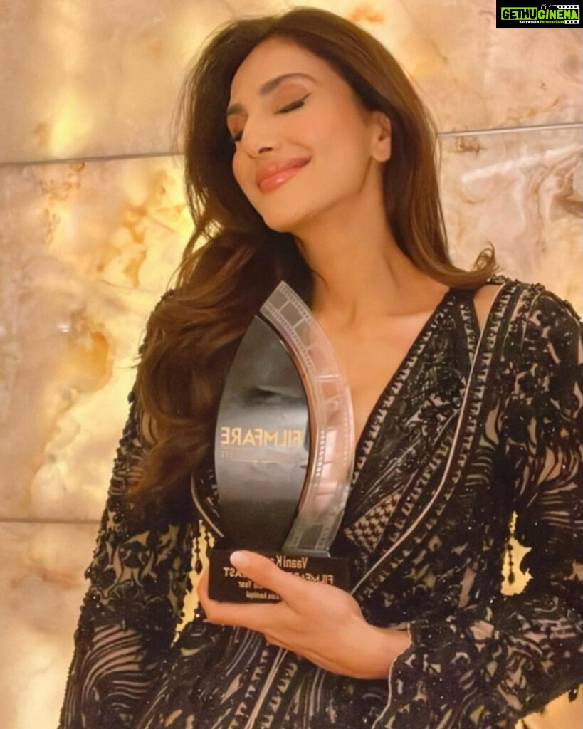 Vaani Kapoor Instagram - The immense love and acceptance I’ve received for this film and my part has been beyond the realm of any societal conditioning. Im extremely grateful to @filmfareme for recognizing and honoring our film with utmost respect and love. @gattukapoor None of this would’ve been possible without your faith and conviction in me 🤗❤️ @ayushmannk thank you for being the best Manu to Maanvi .. couldn’t have done it without your support and brilliance as an actor ❤️ @pragya and @tseries.official thank you for making this experience a smooth sail 😊🙏💕