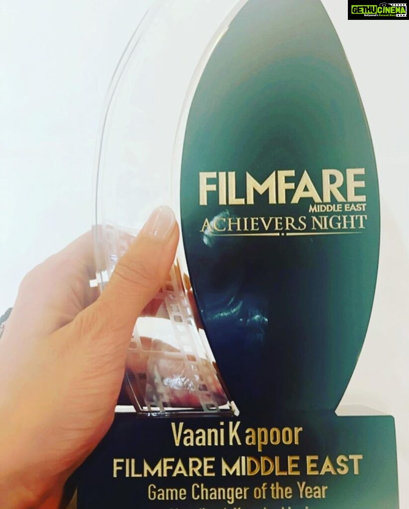 Vaani Kapoor Instagram - The immense love and acceptance I’ve received for this film and my part has been beyond the realm of any societal conditioning. Im extremely grateful to @filmfareme for recognizing and honoring our film with utmost respect and love. @gattukapoor None of this would’ve been possible without your faith and conviction in me 🤗❤️ @ayushmannk thank you for being the best Manu to Maanvi .. couldn’t have done it without your support and brilliance as an actor ❤️ @pragya and @tseries.official thank you for making this experience a smooth sail 😊🙏💕