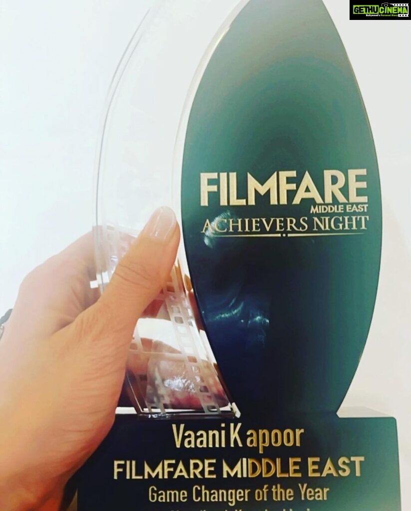 Vaani Kapoor Instagram - The immense love and acceptance I’ve received for this film and my part has been beyond the realm of any societal conditioning. Im extremely grateful to @filmfareme for recognizing and honoring our film with utmost respect and love. @gattukapoor None of this would’ve been possible without your faith and conviction in me 🤗❤ @ayushmannk thank you for being the best Manu to Maanvi .. couldn’t have done it without your support and brilliance as an actor ❤ @pragya and @tseries.official thank you for making this experience a smooth sail 😊🙏💕