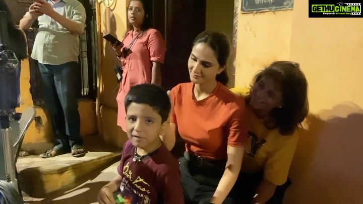 Vaani Kapoor Instagram - Making some new little friends.. Golu with his midnight munchies and conversations .. this little one stayed until pack up.. perhaps the last one to leave set 😁🫢 #nightshootcompanion ❤️