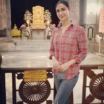 Vaani Kapoor Instagram - A day well spent at the most tranquil & enlightened Sarnath temple 😇 As Buddha says “ without inner peace, outer peace is impossible” ❤️ Varanasi
