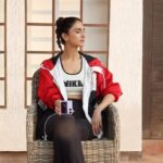 Vaani Kapoor Instagram - All of you folks saying a phone can’t be an accessory: me and my #OPPOFindN2Flip are looking at you... #SeeMoreInASnap #OhSnap