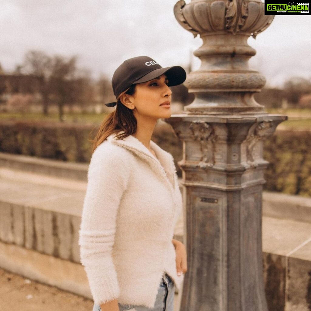 Vaani Kapoor Instagram - Something old, something new.. Paris, a city I first witnessed for a film which forever holds a special place in my heart. With its grandeur history , I created some of my own .. someone rightly said “If you have ever walked in Paris, you will see that Paris will forever walk in your memories!” 💌