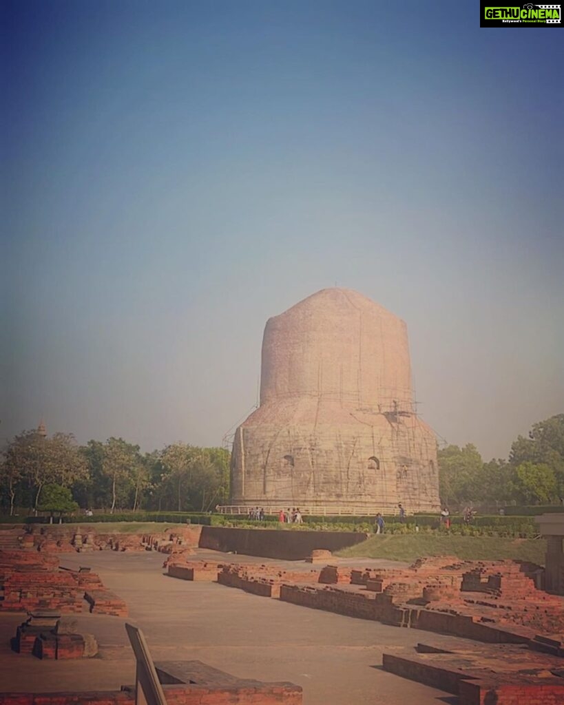 Vaani Kapoor Instagram - A day well spent at the most tranquil & enlightened Sarnath temple 😇 As Buddha says “ without inner peace, outer peace is impossible” ❤️ Varanasi