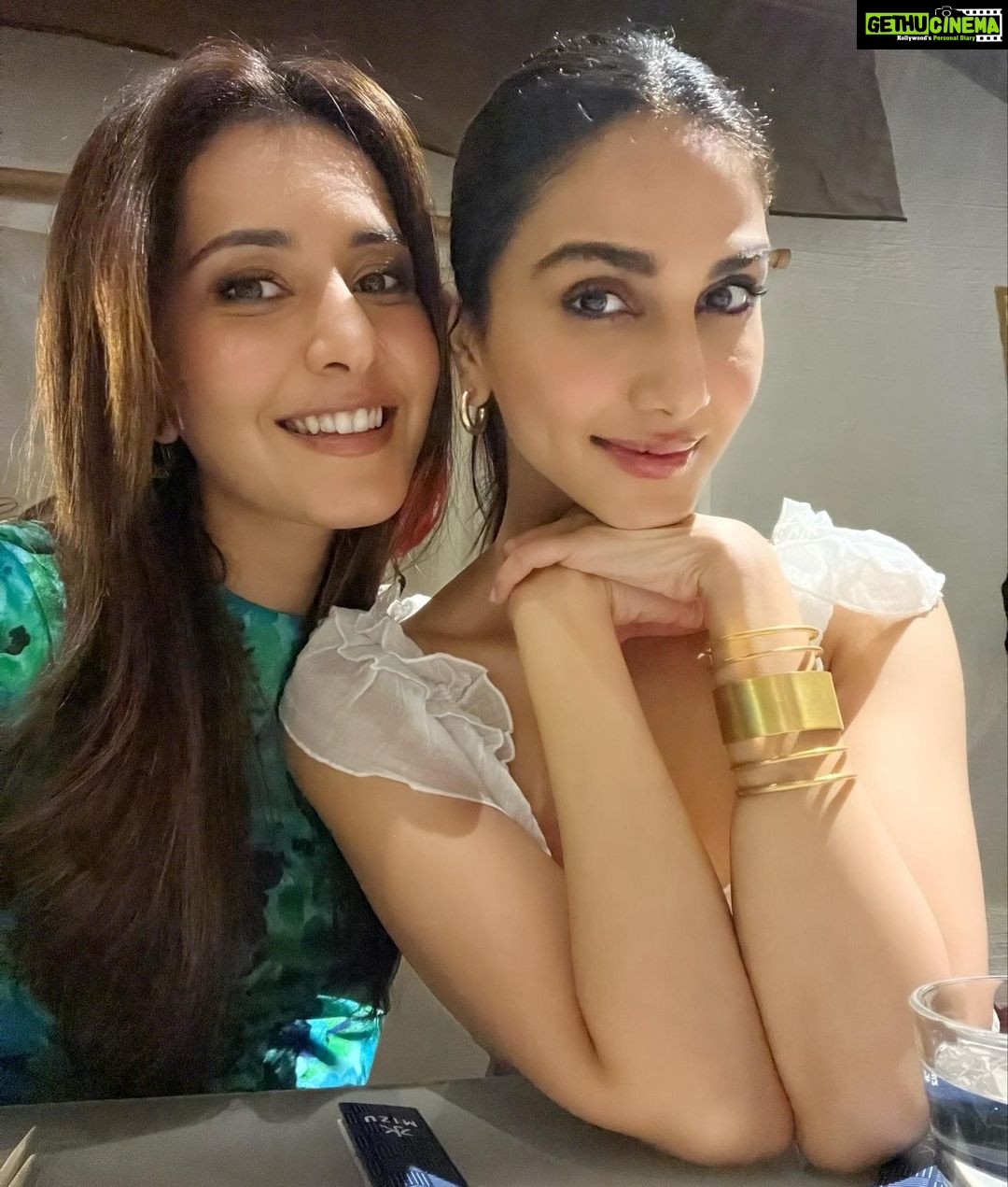 Vaani Kapoor Instagram - Not so #farzi dost 👻🥰❤️