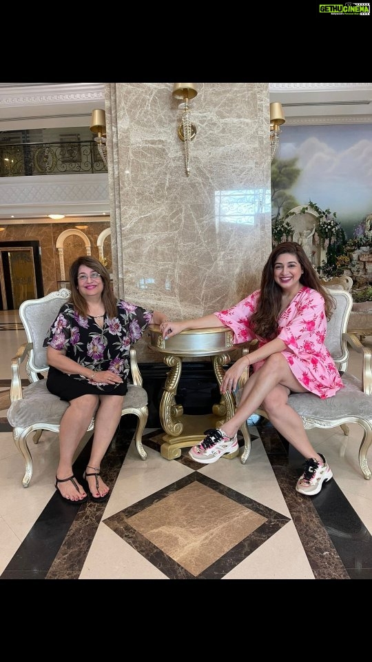 Vahbbiz Dorabjee Instagram - Expectation VS Reality🤣 #motherdaughter @firozadorabjee Pattaya,Bangkok