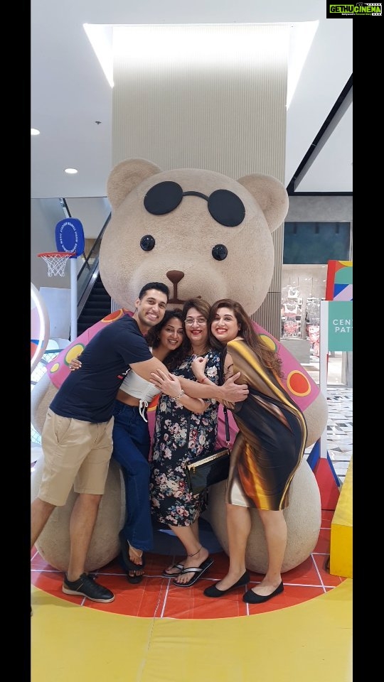 Vahbbiz Dorabjee Instagram - Happpppy Birthdayyyy to the Reason of our Living our Mom @firozadorabjee ❤️ Thank you for all the special little things you do for us and for teaching us the meaning of Family💕 We are so Lucky to have you..Love you loadssss🤗❤️😇🎂 Pattaya Beach Thailand