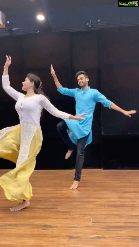 Vaibhavi Shandilya Instagram - Getting back my groove with Sajda karoon Choreography @vinayakghoshal @natyasocial #dance #performance #actors #natyasocial #choreography #shahrukhkhan #kajol #sajda #mynameiskhan #semiclassical #bollywood #workshop Mumbai, Maharashtra