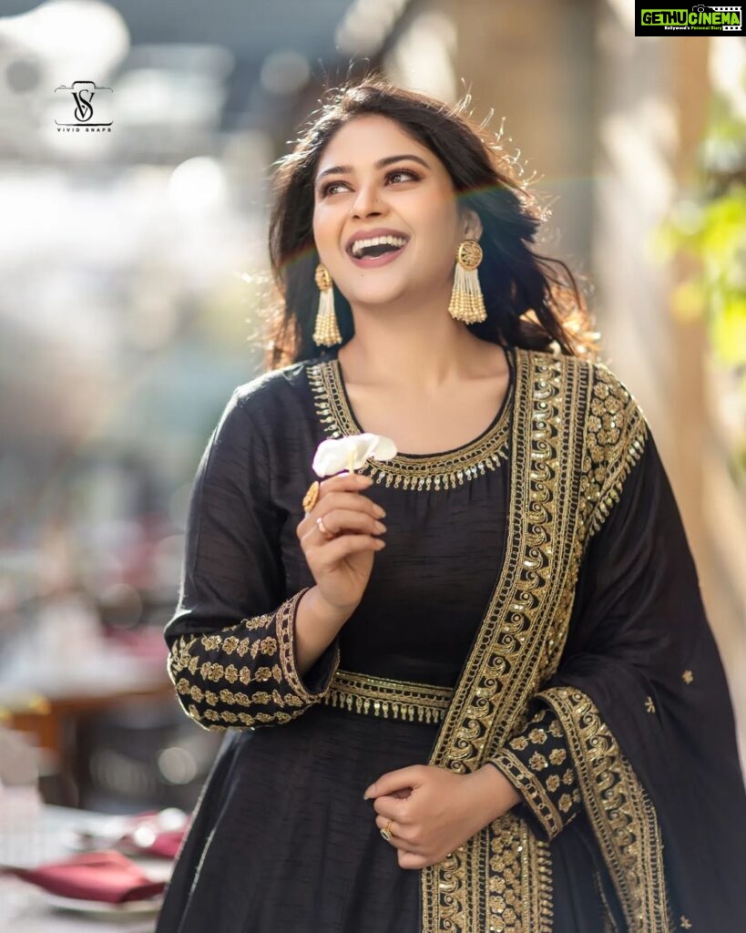 Vaibhavi Shandilya Instagram - Your hair is softer than silk, light in your eyes is brighter than the sun and your skin is more delicate than satin. Actress - @vaibhavishandilya Photography - @vivid_snaps_art_n_photography Edited by - @vijeth_viju55 Makeover - @ranjith_makeover Wardrobe - @samyakkclothing #fashion #portfolio #portrait #retouching #happy #sunset #nature #fly #fallow #royal #red #glamourous #black #curvy #self #sexy #hair #limelight #party #celebration #partywear #pose #solo #trending #viral #hottie #bomb #smile #glamour #beauty https://www.instagram.com/vivid_snaps_art_n_photography?r=nametag DM us For Bookings ✅ Or Contact 9686880554📱 © VIVID SNAPS 📸 Our Services 👇 ➡️ Modeling & Fashion ➡️ Wedding ➡️ Pre/Post-wedding ➡️ Candid ➡️ Baby Photoshoot ➡️ Portraits and Portfolio ➡️ Product Photography Renaissance Bengaluru Race Course Hotel