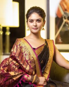 Vaibhavi Shandilya Instagram - A mother's love, woven into every thread. This saree is more than just a piece of clothing – it's a symbol of the love and sacrifice that my mom has shown for me.

🎥 @vivid_snaps_art_n_photography 
#saree #sareelove