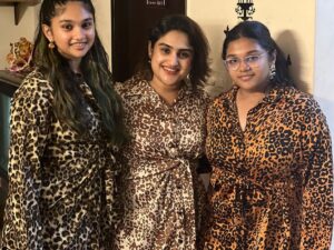 Vanitha Vijayakumar Instagram - My babies and me #ps2 premiere 3 grown up children and still rocking challenge ✅