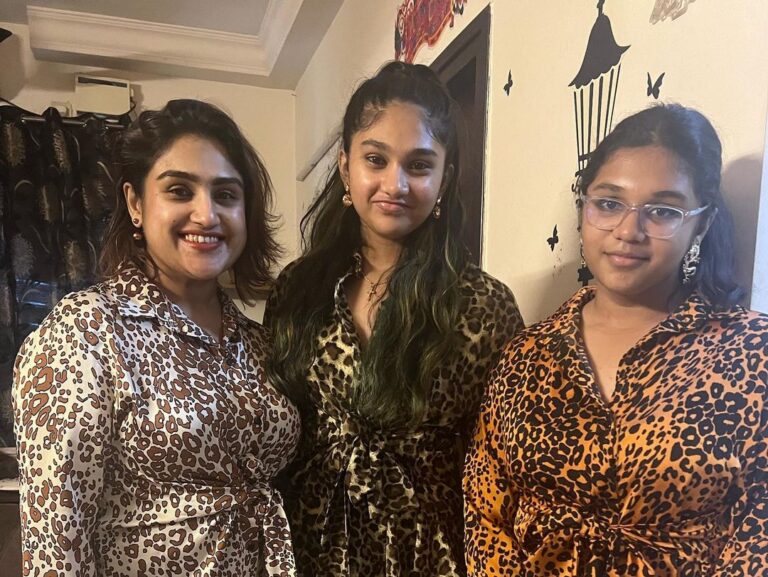 Vanitha Vijayakumar Instagram - Our #arisimootai our princess out baby has grown up to be 14 today… most loveable most kind most humble and most honest child .. my best friend and definitely my mom in Hyderabad… she is so talented and going to be so successful one day… need your blessings.. happy birthday papa my lil one forever my baby.. wish u everything u dream for … DREAM BIG .. ❤️🎂👍 @jaynitha_rajann