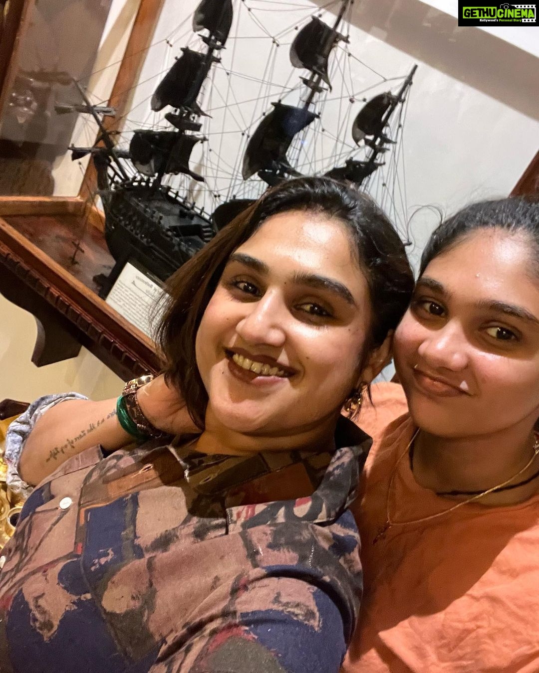 Vanitha Vijayakumar Instagram - I have this amazing beautiful strong understanding kind and lovable grown up girls as my anchors… im never going down in life… smooth sailing for me… 🙏👍❤️ Fort Kochi