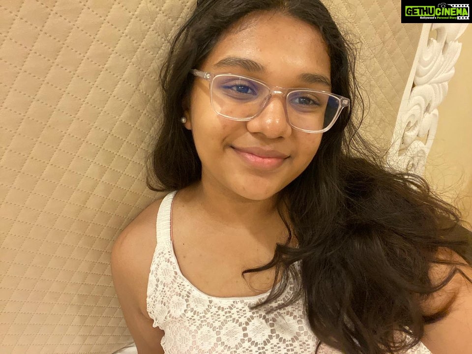 Vanitha Vijayakumar Instagram - Our #arisimootai our princess out baby has grown up to be 14 today… most loveable most kind most humble and most honest child .. my best friend and definitely my mom in Hyderabad… she is so talented and going to be so successful one day… need your blessings.. happy birthday papa my lil one forever my baby.. wish u everything u dream for … DREAM BIG .. ❤️🎂👍 @jaynitha_rajann