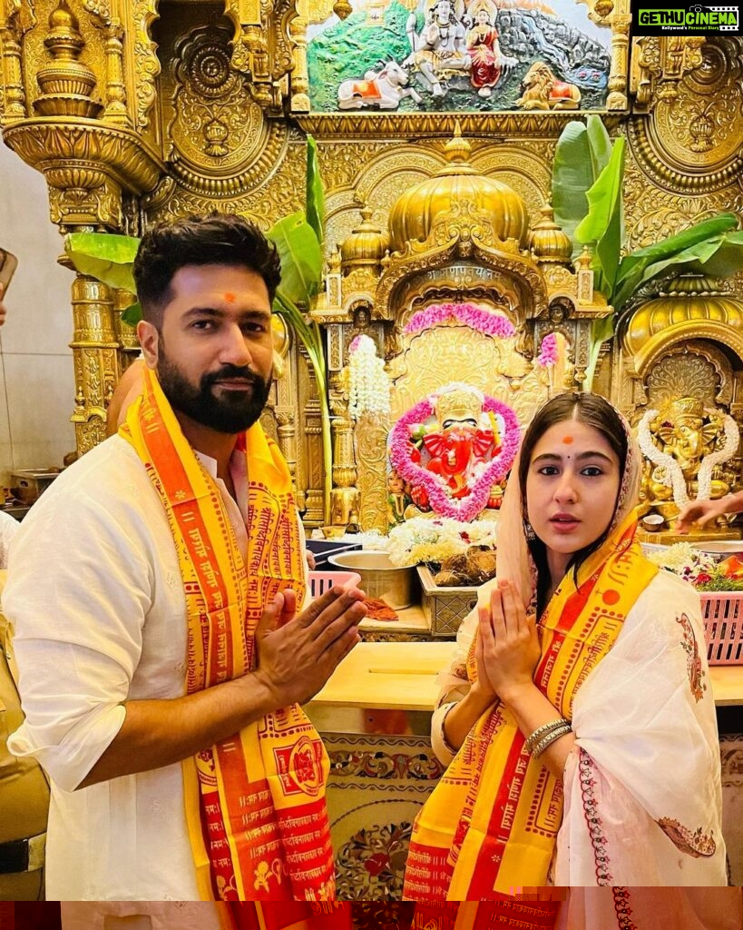 Vicky Kaushal Instagram - मंगलमूर्ति मोरया! Thank You Bappa! 🙏🏽🙏🏽🙏🏽 Siddhivinayak Temple, Mumbai