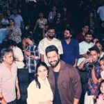 Vicky Kaushal Instagram - House-full… Dil full… Grateful!!! ❤️🙏🏽🍿 Yeh weekend bhara tha dher saare pyaar aur ek प्यारे surprise se! 😍🤭 Book your tickets sahparivaar! Link in bio. #ZaraHatkeZaraBachke in theatres now.