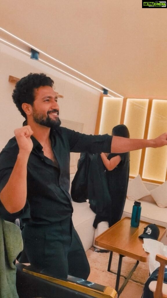 Vicky Kaushal Instagram - My source of instant dopamine rush before going on stage for a performance…! 🎶🕺🏽❤ 🎶 Obsessed- @riarsaaab @abhijaymusic