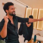 Vicky Kaushal Instagram - My source of instant dopamine rush before going on stage for a performance…! 🎶🕺🏽❤️ 🎶 Obsessed- @riarsaaab @abhijaymusic