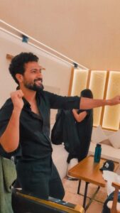 Vicky Kaushal Instagram - My source of instant dopamine rush before going on stage for a performance…! 🎶🕺🏽❤️ 🎶 Obsessed- @riarsaaab @abhijaymusic
