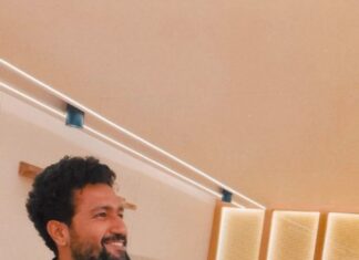Vicky Kaushal Instagram - My source of instant dopamine rush before going on stage for a performance…! 🎶🕺🏽❤️ 🎶 Obsessed- @riarsaaab @abhijaymusic