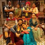 Vicky Kaushal Instagram - Dubeys aur Chawlas ki taraf se… THANK YOU!!! Theatres mein aakar humse milne ke liye shukriya. Aapke pyaar ne toh humaari ची theek kardi. #iykyk 😉❤️🍿 . #ZaraHatkeZaraBachke in Cinemas!