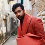 Vicky Kaushal Instagram – 🧣
.
@lifestyleasiaindia