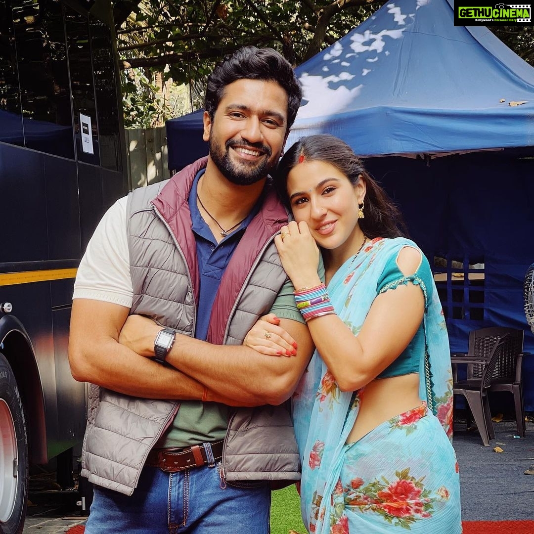 Vicky Kaushal Instagram - Shoot ka pehla din aur aaj release ka pehla din… same to same gudgudi ho rahi hai! Kappu aur Somya aaj se hue aapke. Pyaar dijiyega… sahparivaar! ❤️❤️❤️ #ZaraHatkeZaraBachke IN CINEMAS NOW!!! 🍿🍿🍿