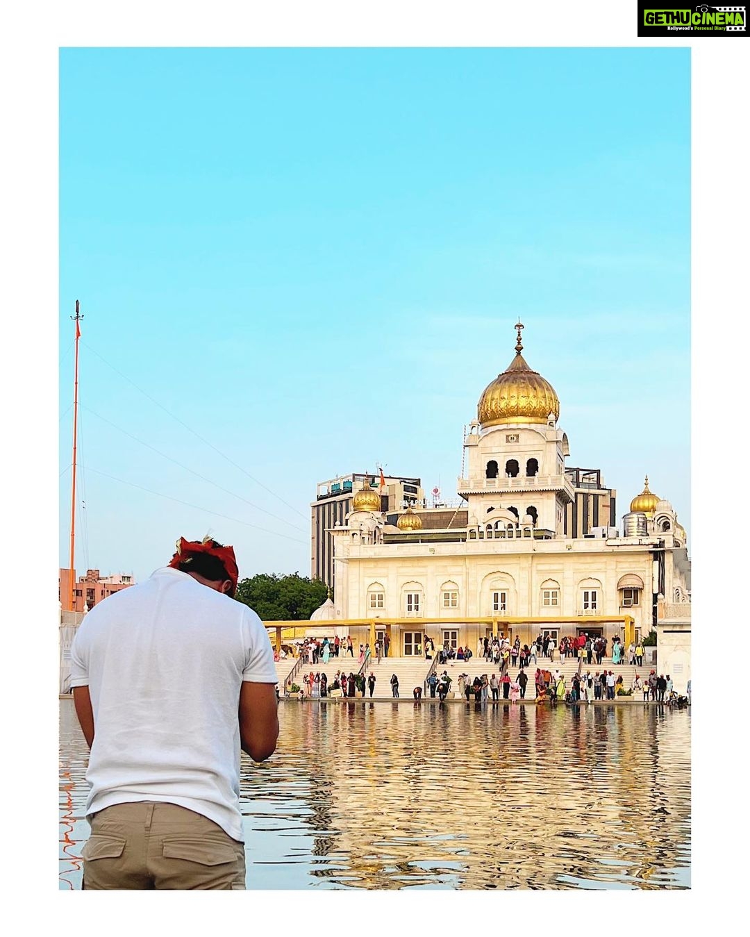 Vicky Kaushal Instagram - 1 day to go! Rabba meher bakshyo. 🙏🏽🙏🏽🙏🏽 . #ZaraHatkeZaraBachke releasing in cinemas tomorrow! Bangla Sahib Gurdwara