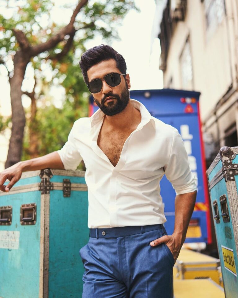 Vicky Kaushal Instagram - Manifest vi kare naale kare mehnataan.