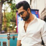 Vicky Kaushal Instagram - Manifest vi kare naale kare mehnataan.