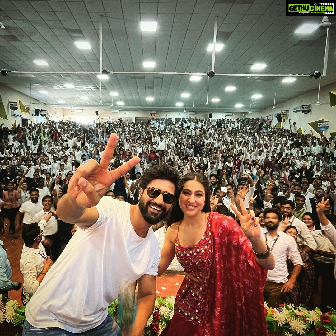 Vicky Kaushal Instagram - 2 din mein 2 June ko miliye Kappu aur Somya se sah-parivaar in theatres near you! . #ZaraHatkeZaraBachke in cinemas on 2nd June!