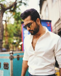 Vicky Kaushal Instagram - Manifest vi kare naale kare mehnataan.