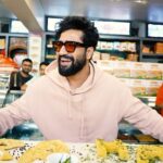 Vicky Kaushal Instagram - Ahmedabad, ❤️ se thank you for such a सरस experience! ✨ Your liveliness, food, and enthusiasm were top-notch. 🫶🏻 And thank you for showing Kapil and Somya so much love. 🫰🏻 3 days to go for this kahani! #ZaraHatkeZaraBachke in theatres this Friday, 2nd June, 2023. @saraalikhan95 @laxman.utekar #DineshVijan #JyotiDeshpande @maitreybajpai @nazakat.husn @sharadakarki @pvijan @maddockfilms @officialjiostudios @sachinjigar @soulfulsachin @jigarsaraiya @amitabhbhattacharyaofficial @saregama_official