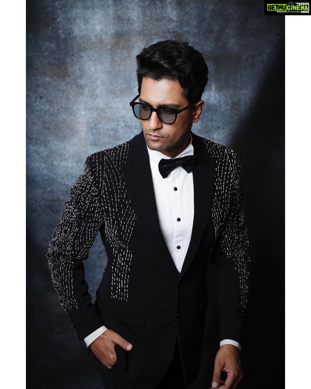 Vicky Kaushal Instagram - Ek din aur!!! #GovindaNaamMera Out tomorrow on @disneyplushotstar 🕺🏽⚡️❤️