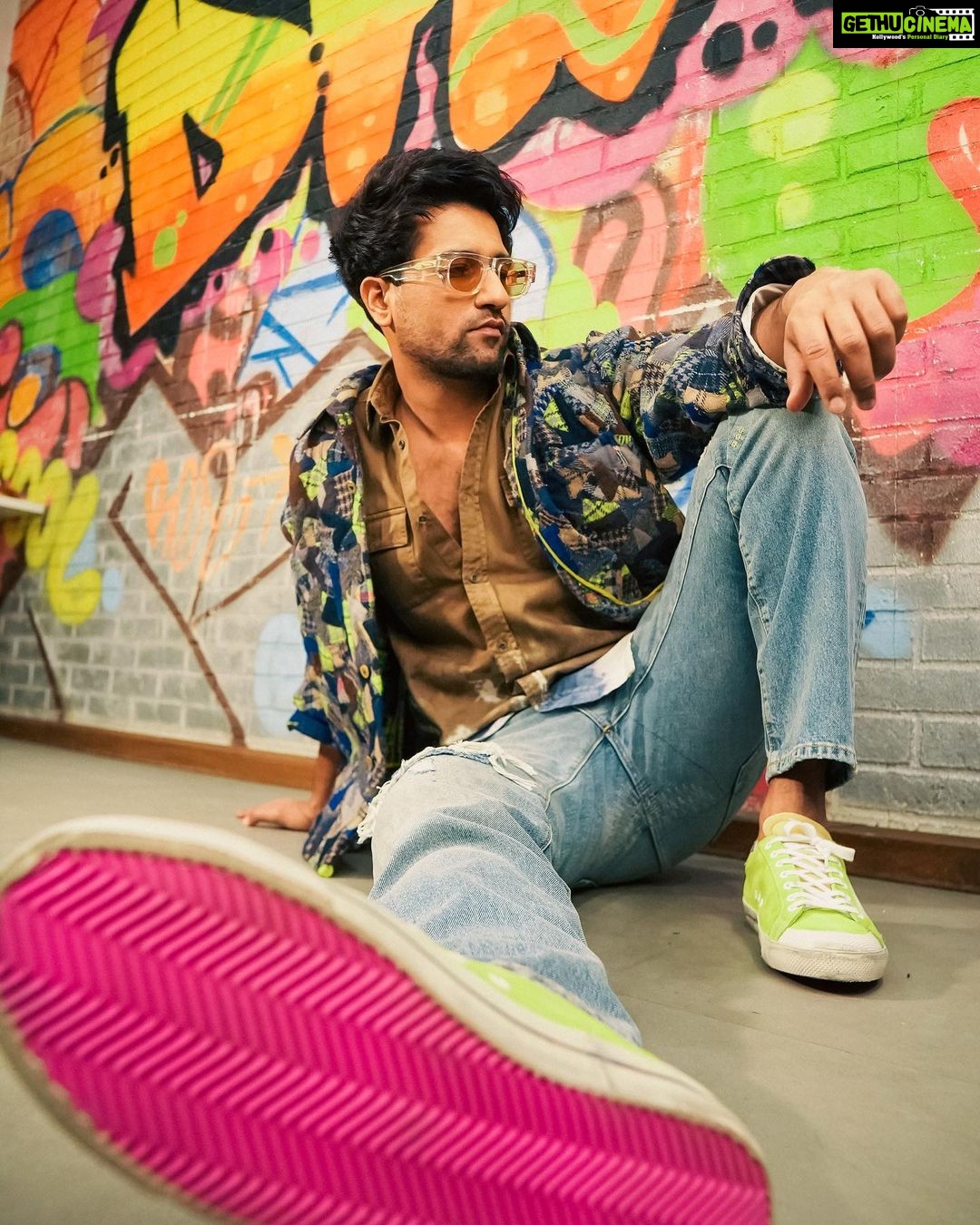 Vicky Kaushal Instagram - Wagh-mare ho ladka Wagh-mare! πΊπ½β‘οΈπ₯ . See you all on Dec 16. #GovindaNaamMeraOnHotstar