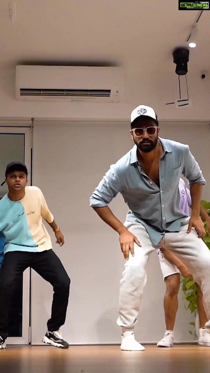 Vicky Kaushal Instagram - From the rehearsal to on-set, it was a big tick on the checklist for the Punjabi munda in me!💪🏻 #KyaaBaatHaii 2.0 Song Out Now! #GovindaNaamMera streaming from 16th December, only on @disneyplushotstar! #GovindaNaamMeraOnHotstar @karanjohar @apoorva1972 @ajit_andhare @bhumipednekar @kiaraaliaadvani @shashankkhaitan @harrdysandhu @tanishk_bagchi @nikhitagandhiofficial @jaani777 @bpraak @azeemdayani @thetusharkalia @viacom18studios @dharmamovies @mentor_disciple_films @sonymusicindia