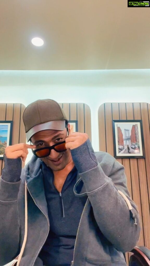 Vicky Kaushal Instagram - My wife begs me not to put up such videos, but I can’t help it. Hopefully one day she’ll say… “KYAA BAAT HAII!!!” 🤷🏽‍♂️😎🕺🏽