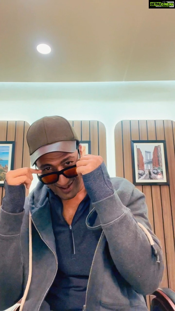 Vicky Kaushal Instagram - My wife begs me not to put up such videos, but I can’t help it. Hopefully one day she’ll say… “KYAA BAAT HAII!!!” 🤷🏽♂️😎🕺🏽
