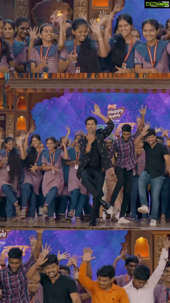 Vicky Kaushal Instagram - Masti, mazaak आणी khoop majaaa!!! Team #GovindaNaamMera had an absolute blast going to #ChalaHavaYeuDya. Big shout out to the incredibly talented team of the show… Do catch this week’s GNM special episodes starting tonight. . #GovindaNaamMeraOnHotstar | Dec 16.