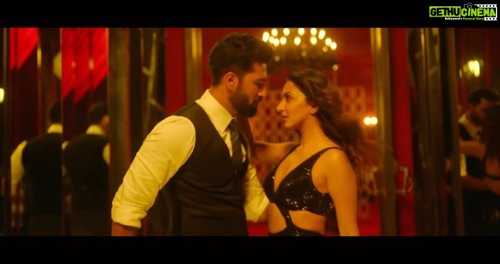 Vicky Kaushal Instagram - My love for Punjabi songs is now something I got a chance to dance to🤝 #KyaaBaatHaii 2.0, song out tomorrow at 12:30pm #GovindaNaamMera streaming from 16th December, only on @disneyplushotstar! #GovindaNaamMeraOnHotstar @karanjohar @apoorva1972 @ajit_andhare @bhumipednekar @kiaraaliaadvani @shashankkhaitan @tanishk_bagchi @harrdysandhu @nikhitagandhiofficial @jaani777 @azeemdayani @viacom18studios @dharmamovies @mentor_disciple_films @sonymusicindia