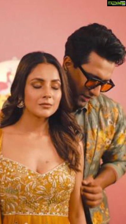Vicky Kaushal Instagram - Song this beautiful… had to do a dance on it!!! @vickykaushal09 #BanaSharabi