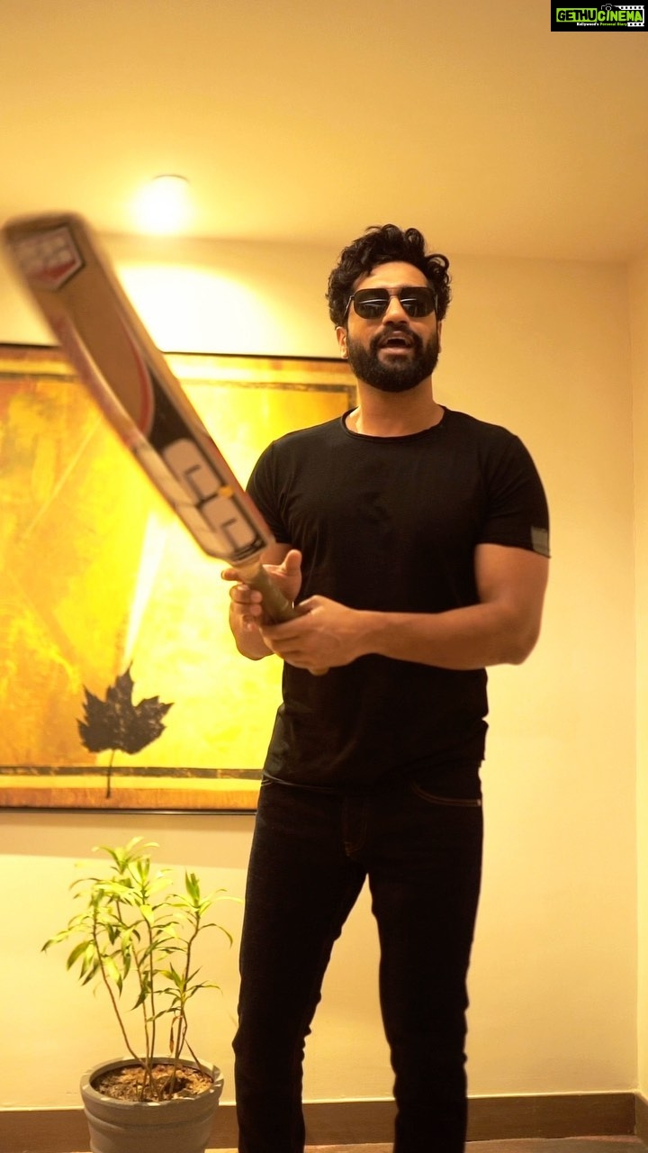 Vicky Kaushal Instagram - Yeh IPL16 Final hai Zara Hatke… baarish se rehna padega Zara Bachke! The moment we all have been waiting for is finally here! CSK vs GT 🏏 Watch the IPL 16 finale with me on Star Sports today at 7:30 PM. @starsportsindia #IPLonStar #CSKvsGT